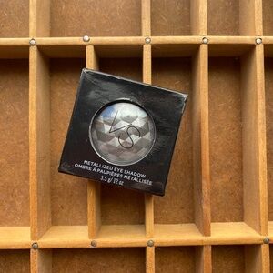 VICTORIA'S SECRET METALLIZED EYE SHADOW IN PROVOCATIVE, NIB